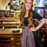Barbara Meier Instagram – Trachten-Nacht in Berlin mit meinen neuen nachhaltigen Dirndln!
Und nach Schwangerschaft(en) und Stillzeit halte ich mein erstes Bier seit Jahren in der Hand 😂
Wie gefallen Euch meine neuen Dirndl? 🍻
@trachten_angermaier #angermaierxbarbarameier #greenline #tracht #dirndl #fairfashion #susatinablefashion