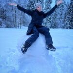 Barbara Meier Instagram - „Mama sag ‚Cheese‘!“ 😄 Erstes Foto, dass Marie-Therese von mir gemacht hat. Normalerweise fotografiert sie immer nur Wände, Zimmerdecken oder ihr Spielzeug 😄 Wir haben den vielen Schnee genutzt und eine echt große Schneekugel gemacht. Mama musste Probe sitzen, ob sie auch hält 😂 Ich freue mich immer sehr, dass es bei uns (noch) 4 Jahreszeiten gibt. Auch wenn es echt kalt ist, ist der Winter doch etwas echt Besonderes ❄️ #familytime #snowday #winterwonderland #momlife