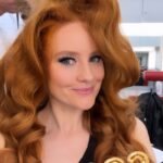 Barbara Meier Instagram - ✨2023✨ Bei mir eine Mischung aus Glamour und ungeschminkt beim Kindergeburtstag. 😄 Ich bin sehr glücklich, dass ich den größten Teil des Jahres mit meinen Kids verbringen konnte und genieße jede Sekunde mit ihnen, aber trotzdem auch dazwischen so wunderschöne Jobs machen durfte wie Jury-Mitglied bei Dancing Stars zu sein, meine nachhaltige Dirndl Kollektion zu präsentieren, für und mit Arnold einen Teil des Austrian World Summits zu moderieren, „Löwin“ bei 2 Minuten 2 Millionen zu sein, bei Dahoam is Dahoam in einer Filmrolle endlich mal bayerisch zu sprechen, … Ich bin sehr dankbar für alles, was ich in diesem Jahr erleben durfte! Für diese wunderschönen Momente, aber auch für die schwierigen, stressigen oder enttäuschenden Zeiten (die ich natürlich auch habe), denn in diesen Zeiten habe ich am meisten gelernt und auch die gehören zum Leben nunmal dazu. Danke @drbinh, dass Du mich bei meinen beruflich Abenteuern immer begleitetest. Und natürlich danke an meinen Mann, der mich bei vielen privaten Abenteuern begleitet, die man definitiv mit zwei kleinen Kindern hat 😂 #2023 #thankful #momoftwo