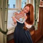 Barbara Meier Instagram - Ab heute kommen die Folgen von Dahoam is Dahoam, bei denen ich als Brauereigeschäftsführerin Anita Holzammer dabei sein durfte! Ich hab mich so gefreut, dass ich das erste mal in meinem Oberpfälzer Heimat-Dialekt drehen konnte. Bei der Vorbereitung habe ich dann aber gemerkt, dass jedes Dorf bei uns seine eigenen Wörter und Aussprachen hat. Ich hoffe, ich habe einen guten Mittelweg gefunden! Dialekte sind so spannend! Ich hoffe sehr, dass sie wieder mehr geschätzt und gelebt werde. Wenn sie aussterben, finde ich, geht echt etwas Wunderschönes verloren!