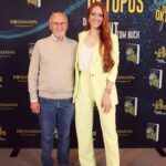 Barbara Meier Instagram - ᴬᴺᶻᴱᴵᴳᴱ Letzte Woche war ich bei der Gründung des „Club des Oktopus“ dabei! Wir haben viel über die Bedrohung unseres Lebensraums und die faszinierenden Lebewesen im Meer gesprochen. Jeder einzelne Talk-Gast hat mich inspiriert und ich bin mit so vielen neuen Gedanken nach Hause gegangen. Vor allem: wie wird sich unsere Welt verändern in 10 oder 20 Jahren? Eine sehr spannende Version davon gibt es im neuen Buch „Das dritte Herz des Oktopus“. Übrigens das erste Buch seit Jahren, das ich von vorne bis hinten lese (und das erste Buch mit 700 Seiten, bei dem mir nicht mittendrin langweilig wird 😂) Erscheint am 16.10. #oktopus #DerClubDesOktopus #MeinRossmann #Bookstagram