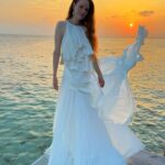 Barbara Meier Instagram - Letztes Urlaubsfoto… 🧡 Wir sind schon wieder zurück im Alltag und gerade hab ich noch die letzten Fotos aus dem Urlaub sortiert. Und dann denke ich immer dran, wie wir früher einen Film mit 36 Aufnahmen hatten und auf die Fotos auch noch ein paar Wochen warten mussten. Manchmal vermisse ich diese Zeit schon. Da waren Fotos irgendwie noch ‚wertvoller‘, oder? #urlaub #memory #dreaming #vacationmode