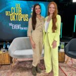 Barbara Meier Instagram - ᴬᴺᶻᴱᴵᴳᴱ Letzte Woche war ich bei der Gründung des „Club des Oktopus“ dabei! Wir haben viel über die Bedrohung unseres Lebensraums und die faszinierenden Lebewesen im Meer gesprochen. Jeder einzelne Talk-Gast hat mich inspiriert und ich bin mit so vielen neuen Gedanken nach Hause gegangen. Vor allem: wie wird sich unsere Welt verändern in 10 oder 20 Jahren? Eine sehr spannende Version davon gibt es im neuen Buch „Das dritte Herz des Oktopus“. Übrigens das erste Buch seit Jahren, das ich von vorne bis hinten lese (und das erste Buch mit 700 Seiten, bei dem mir nicht mittendrin langweilig wird 😂) Erscheint am 16.10. #oktopus #DerClubDesOktopus #MeinRossmann #Bookstagram