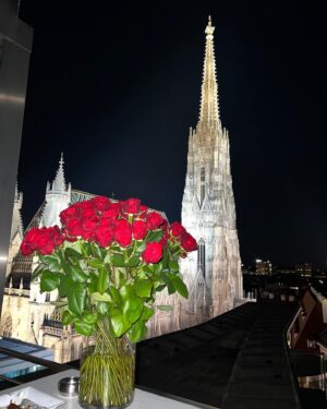 Barbara Meier Instagram - 4. Hochzeitstag 🌹
Wahnsinn, wie schnell die Zeit vergeht! Gestern war schon unser 4. Hochzeitstag und mittlerweile sind wir schon zu 4. ❤️ Danke Klemens für diese schönen Jahre und dafür, dass Du mich an unserem Hochzeitstag jedes Jahr immer wieder aufs Neue überrascht. (Er ist da sehr viel kreativer als ich 🙈)

#hochzeitstag #anniversary #ingutenwieinschlechtenzeiten #parents #surprise #roses