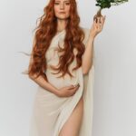 Barbara Meier Instagram - Feel the Passion, be the Change 🌱 Endlich darf ich Euch unser Kampagnenfoto für die diesjährigen Vienna Awards zeigen! Dieses Jahr konzentrieren sich die Awards auf die Bedeutung von Nachhaltigkeit und deren Einfluss auf die Modeindustrie. Ich freue mich sehr, die wundervolle Gala im September moderieren zu dürfen, vor allem weil sie dieses Jahr dieses super wichtige Motto hat! Freue mich schon sehr auf all die spannenden Gäste, die ich dann begrüßen darf! Und bin gespannt, in welche Kleider ich mit Babybauch dann noch reinpasse 😂 #viennaawards #feelthepassionbethechange #vienna #awards #host #campaign #model #pregnant #nature #sustainability