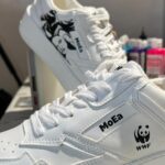 Barbara Meier Instagram - ᴬᴺᶻᴱᴵᴳᴱ Gestern durfte ich zusammen mit dem WWF-Online Shop ein Paar MoEa Sneaker zu einem ganz besonderen Einzelstück machen. Die Schuhe sind nachhaltig und werden aus biologischen Abfällen hergestellt. 🌱 Wenn Ihr „mein“ Paar gewinnen möchtet, müsst Ihr hier in den Kommentaren nur eine Frage beantworten: „Seit wann gibt es den WWF Deutschland?“ Das Paar ist Größe 39. 👟👟 Den Gewinner lose ich am 20.11. aus. @shop.wwf.de #wwfonlineshop #moea #sneaker #design #nachhaltig #vegan @unique_pieceshh Das Gewinnspiel steht in keiner Verbindung zu Instagram/Facebook und wird in keiner Weise von Instagram/Facebook gesponsert, unterstützt oder organisiert. Der Empfänger der vom Teilnehmer bereitgestellten Informationen ist nicht Instagram, sondern der WWF Onlineshop als Betreiber des Instagram Accounts (@https://www.instagram.com/shop.wwf.de/) (kurz: „Veranstalter“). Die bereitgestellten Informationen werden einzig für das Gewinnspiel verwendet. Eine Teilnahme am Gewinnspiel ist ausschließlich zu den hier aufgeführten Bedingungen möglich. Mit der Teilnahme erkennt der Teilnehmer diese Teilnahmebedingungen ausdrücklich an. Der Veranstalter behält sich vor, das Gewinnspiel zu jedem Zeitpunkt ohne Vorankündigung und ohne Angabe von Gründen abzubrechen oder zu beenden.