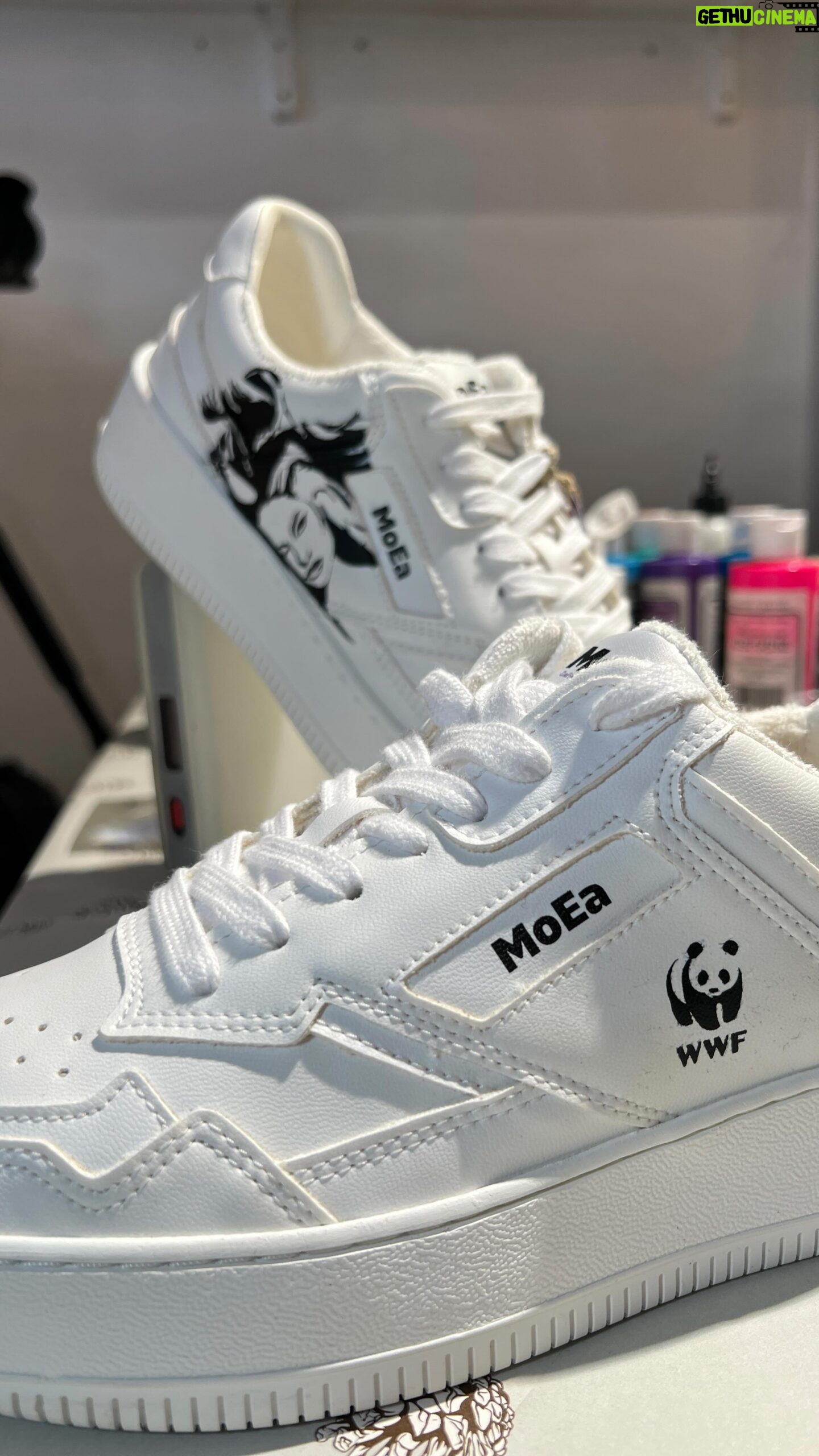Barbara Meier Instagram - ᴬᴺᶻᴱᴵᴳᴱ Gestern durfte ich zusammen mit dem WWF-Online Shop ein Paar MoEa Sneaker zu einem ganz besonderen Einzelstück machen. Die Schuhe sind nachhaltig und werden aus biologischen Abfällen hergestellt. 🌱 Wenn Ihr „mein“ Paar gewinnen möchtet, müsst Ihr hier in den Kommentaren nur eine Frage beantworten: „Seit wann gibt es den WWF Deutschland?“ Das Paar ist Größe 39. 👟👟 Den Gewinner lose ich am 20.11. aus. @shop.wwf.de #wwfonlineshop #moea #sneaker #design #nachhaltig #vegan @unique_pieceshh Das Gewinnspiel steht in keiner Verbindung zu Instagram/Facebook und wird in keiner Weise von Instagram/Facebook gesponsert, unterstützt oder organisiert. Der Empfänger der vom Teilnehmer bereitgestellten Informationen ist nicht Instagram, sondern der WWF Onlineshop als Betreiber des Instagram Accounts (@https://www.instagram.com/shop.wwf.de/) (kurz: „Veranstalter“). Die bereitgestellten Informationen werden einzig für das Gewinnspiel verwendet.
Eine Teilnahme am Gewinnspiel ist ausschließlich zu den hier aufgeführten Bedingungen möglich. Mit der Teilnahme erkennt der Teilnehmer diese Teilnahmebedingungen ausdrücklich an. Der Veranstalter behält sich vor, das Gewinnspiel zu jedem Zeitpunkt ohne Vorankündigung und ohne Angabe von Gründen abzubrechen oder zu beenden.