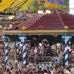 Barbara Meier Instagram - 🍻 Auf eine friedliche Wiesn! 🍻 Freue mich so sehr, nach zwei Corona- und einer Schwangerschafts-Pause endlich wieder beim Oktoberfest zu sein!! ❤️ Ich liebe unsere Bayerische Kultur, die Tracht, Musik, das Essen und das Bier! 😄 #oktoberfest #dirndl #angermaier #angermaierxbarbarameier #mydirndl #nachhaltigkeit #fairfashion #wiesn #tracht #anstich