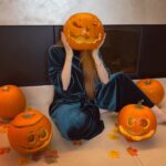 Barbara Meier Instagram - Halloween kann kommen! 🎃Unsere Kürbisse sind fertig geschnitzt und die Kinder haben passende Kostüme. Dieses Jahr durfte Marie-Therese die Vorlagen aussuchen und Mama und Papa mussten versuchen, es dann richtig auszuschnitzen 🎃 😄 #halloween #kürbis #kürbisse #schnitzen #momlife