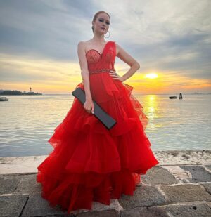 Barbara Meier Instagram - ✨ Venice nights ✨
Supporting @amfar to hopefully one day “Making AIDS history” 🙏🏻

Danke @evapoleschinski für das wundervolle „Venedig-Kleid“ und danke Klemens für zwei wunderschöne Tage auf „unserer“ Insel ❤️
Bin so stolz, dass du die AIDS Forschung schon seit über 10 Jahren unterstützt!!

#makingaidshistory #amfar #venice #sanclemente #venedig #evapoleschinski