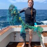 Barbara Meier Instagram - Bei einem Schnorchel-Ausflug haben wir heute eine Schildkröte gesehen, die in einem sehr großen Haufen aus Fischernetzen gefangen war. Zum Glück konnten wir sie befreien und wieder in eine „freie“ Zukunft zurück schicken 🥰🙏🏻 So ein schöner Moment, als Klemens ihr wieder ins Meer geholfen hat! ❤️ Aber dieses Erlebnis hat mir mal wieder gezeigt, wie wichtig die Arbeit des @wwf_deutschland ist und auch wie wichtig unser Projekt „Geisternetze“ ist, für das ich seit einigen Jahren Botschafterin bin. Gemeinsam versuchen wir immer wieder ein Bewusstsein zu schaffen, wie gefährlich diese Netze für die Meeresbewohner sind, aber auch wieviele (Millionen) Tonnen Plastik wegen diesen Netzen im Meer landen 😔
