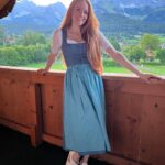 Barbara Meier Instagram – Wenn ich in den Bergen bin, dann trage ich auch immer wieder mal Dirndl π
Das ist aus meiner eigenen nachhaltigen Kollektion und ich habe es auch ohne Volksfest-Stimmung gerne an π©΅
(Γbrigens: Ich hatte eine so schΓΆne Schleife gebundenβ¦ aber scheinbar hat eins der Kinder vor dem Foto am Band gezogen π)
#dirndl @trachten_angermaier #tradition #heimat #tracht #familytime #trachtenangermaier #bayerischesmadl