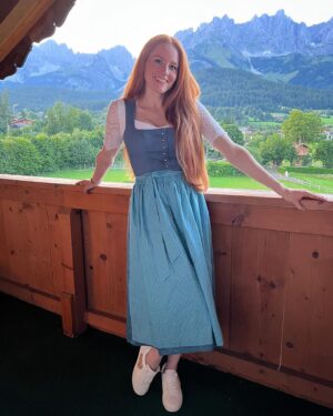 Barbara Meier Instagram - Wenn ich in den Bergen bin, dann trage ich auch immer wieder mal Dirndl 💙
Das ist aus meiner eigenen nachhaltigen Kollektion und ich habe es auch ohne Volksfest-Stimmung gerne an 🩵 
(Übrigens: Ich hatte eine so schöne Schleife gebunden… aber scheinbar hat eins der Kinder vor dem Foto am Band gezogen 😂)

#dirndl @trachten_angermaier #tradition #heimat #tracht #familytime #trachtenangermaier #bayerischesmadl