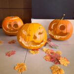 Barbara Meier Instagram - Halloween kann kommen! 🎃Unsere Kürbisse sind fertig geschnitzt und die Kinder haben passende Kostüme. Dieses Jahr durfte Marie-Therese die Vorlagen aussuchen und Mama und Papa mussten versuchen, es dann richtig auszuschnitzen 🎃 😄 #halloween #kürbis #kürbisse #schnitzen #momlife