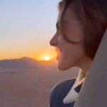 Barbara Opsomer Instagram - Ce matin, j’ai concrétisé un rêve qui habitait mes pensées depuis longtemps ✨ survoler le Maroc en montgolfière. Une expérience magique, emplie de bonheur, de silence et de beauté. Ce pays est véritablement sublime, et je me sens privilégiée d’avoir pu vivre cette aventure avec l’équipe de @nomadballooning 🎈 Un immense merci pour leur gentillesse, ce moment restera à jamais gravé dans mon cœur. Le spectacle du ballon se gonflant a ravivé des souvenirs de ma jeunesse, évoquant ce parc en Belgique où je me rendais étant enfant. Quelle merveilleuse connexion entre passé et présent 🫶 #invitation