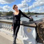 Barbara Opsomer Instagram - Mon séjour parisien touche à sa fin, et le moment est venu de retrouver ma vie de maman et mon petit garçon. Revenir à Paris, c'est comme renouer avec une partie de moi-même que j'avais mise en pause. C'est une bouffée d'air frais ✨ Mais ce qui me bouleverse le plus, c'est de réaliser quelle chance extraordinaire j'ai d'avoir des amis aussi exceptionnels. Vous êtes la lumière qui brille dans les moments sombres. À très vite, ma chère ville des lumières. Et à vous, mes amis précieux, je vous porte dans mon cœur, où que je sois ❤️
