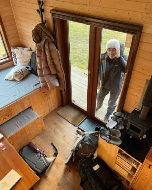 Barbora Černá Instagram - Dreaming big about living tiny one day 🤍

Minulý týden jsme si poprvé vyzkoušeli “bydlení” v tinyhousu v @jizerskedomky a teď sním o tom, jaký by to bylo jednou mít náš vlastní ✨