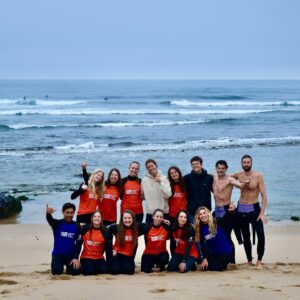 Barbora Černá Instagram - VLNĚNÍ ERICEIRA SURF CAMP 🌊 🩵

Na akcích Vlnění jsme chtěli spojovat lidi offline a to se nám na našem prvním surf campu povedlo líp, než jsme čekali. Strávili jsme týden v Ericeiře se super partou lidí. Měli jsme krásné počasí, svítilo sluníčko, vlny byly tak akorát pro začátečníky. Surfovali jsme, jezdili na skatu, cvičili jógu a zpívali po večerech s kytarou. V ubytování Lalita House se o nás starali jako o vlastní, každý den jsme se těšili na společný brunch na zahradě. 

Chtěli bychom ze srdce poděkovat @sementesurfschool , @anaclourenc , @hugodsc , @lalita_house_yoga_camp , bez vás by tenhle týden neproběhl tak hladce. Ale největší dík patří našim surfařům a dobrodruhům, kteří se za námi do Portugalska vydali z Česka a různých koutů Evropy. Většina z nich cestovala sólo a skamarádili se až tady na campu. Každý si tu chytil tu svoji vlnu, ať už doslova, nebo metaforicky.

Bylo nám tady s váma fakt krásně a loučení nebylo lehké... Během campu několikrát zaznělo, že se potkala parta lidí na stejné vlně. Nabili jste nás pozitivní energií a tahle akce nás utvrdila v tom, že Vlnění je náš srdcový projekt a těšíme se, kam nás společně zanese.

Bára & Albert

Za fotky děkujeme @al.ter.photo 📷