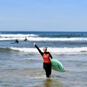 Barbora Černá Instagram - VLNĚNÍ ERICEIRA SURF CAMP 🌊 🩵

Na akcích Vlnění jsme chtěli spojovat lidi offline a to se nám na našem prvním surf campu povedlo líp, než jsme čekali. Strávili jsme týden v Ericeiře se super partou lidí. Měli jsme krásné počasí, svítilo sluníčko, vlny byly tak akorát pro začátečníky. Surfovali jsme, jezdili na skatu, cvičili jógu a zpívali po večerech s kytarou. V ubytování Lalita House se o nás starali jako o vlastní, každý den jsme se těšili na společný brunch na zahradě. 

Chtěli bychom ze srdce poděkovat @sementesurfschool , @anaclourenc , @hugodsc , @lalita_house_yoga_camp , bez vás by tenhle týden neproběhl tak hladce. Ale největší dík patří našim surfařům a dobrodruhům, kteří se za námi do Portugalska vydali z Česka a různých koutů Evropy. Většina z nich cestovala sólo a skamarádili se až tady na campu. Každý si tu chytil tu svoji vlnu, ať už doslova, nebo metaforicky.

Bylo nám tady s váma fakt krásně a loučení nebylo lehké... Během campu několikrát zaznělo, že se potkala parta lidí na stejné vlně. Nabili jste nás pozitivní energií a tahle akce nás utvrdila v tom, že Vlnění je náš srdcový projekt a těšíme se, kam nás společně zanese.

Bára & Albert

Za fotky děkujeme @al.ter.photo 📷