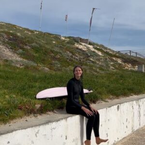 Barbora Černá Instagram - Poslední dva měsíce v kostce 🌞

Březen byl taková horská dráha. Na jednu stranu tak hezký, plný slunce, oceánu, dnů strávených s mýma nejoblíbenějšíma lidma. Pracovali jsme na @vlneni_vlneni , našem prvním campu! Byli jsme s Albertem na nejprestižnějších surfařských závodech v Peniche (pro surfaře: viděli jsme John Johna!!). Začal mi jógový kurz “Language of the body”, který se na jógu dívá zase z jiného úhlu pohledu a v mnohém mi otevřel oči. Ale většina měsíce byla i hodně “stormy”, a to myslím jak počasí, tak moje vnitřní rozpoložení. Venku silný vítr, obří vlny a déšť. Uvnitř chaos, smutek, strach, úzkosti, samota... Udělal se mi první opar. Tělo se mnou mluví a ukazuje to, co přehlížím. První úraz na skatu, na první jarní den. Že mám natržený vaz v zápěstí jsem se dozvěděla až o týden později, když jsem přijela na Velikonoce do Česka a mamka mě dohnala na rentgen. První sádra v životě, na tři týdny💪🏻

Všechno se děje z nějakého důvodu a i tahle moje patálie s rukou mi ukazuje cestu. “Zasekla” jsem se díky ní v Česku, z pár dnů se vyklubal víc jak měsíc. Zažila jsem spoustu krásných věcí, který nebyly v plánu, ale díky tomu i spoustu uvědomění. Život mi zase ukazuje trochu jiný směr a všechno se zase mění a otáčí vzhůru nohama 🌪️

Velkou část března jsem strávila plánováním toho, co by mělo být v mém životě jinak, co by se mělo změnit. Pořád jsem hledala venku, říkala si “až se tohle změní, až vyřeším tamto...” Jako by můj život byl zapeklitá rovnice, kterou musím za každou cenu vyřešit. Až pak moje učitelka pronesla: “Život není lineární, nemá žádný cíl, žádnou cílovou rovinku - tou je jedině smrt.” Náš smysl života plníme každou vteřinu, každý moment, každičký den. Tím, že jednoduše jsme, že jsme naživu. Co když už teď je to ONO? I když někdy dost zapeklité, nevyřešené, komplikované, bolavé. Už teď mám všechno, co potřebuju, už teď můžu žít naplno. A když se zamotám, tak si připomenu: Všechno už je. Teď. ✨