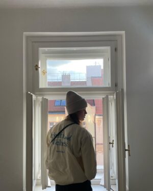 Barbora Černá Instagram - Milý roku 2023, 

Byl jsi jiný, než ty roky před tebou. Na konci roku jsem vždycky reflektovala a na svůj život se koukala z vnějšku. Čím se můžu pochlubit? Co z věcí, které se tenhle rok staly, jsou pro ostatní zajímavé, jsou hodné úspěchu? Tenhle rok nemám vlastně co sdílet, nemám seznam pracovních úspěchů, životních milníků a nebo číselné statistiky. Tenhle rok byl první rok, kdy jsem začala řešit svůj život víc ZEVNITŘ, než zvenčí. Začala jsem řešit, co MĚ baví, co MI dělá radost, jak chci trávit svoje dny, co to vlastně znamená žít SEBE. Vždycky jsem se honila za úspěchy, to abych mohla mít ze sebe a ze svého života dobrý pocit. Samé jedničky ve škole, diplomy ze závodů, seznam pracovních úspěchů.  Neustále jsem řešila, co si o mě myslí ostatní. A úspěch byl pro mě takový štít, ochrana - když budu úspěšná, nic se mi nemůže stát, když budu podávat dobré výkony, všichni mě nutně musejí mít rádi. A možná budu mít pak jednoho dne ráda i já sama sebe. 

Tenhle rok jsem se učila BÝT. Zní to jednoduše, pro mě to jednoduchý zdaleka nebylo. Učila jsem se pustit kontrolu sama nad sebou, učila jsem se nechat věcem volný průběh. Učila jsem se poslouchat sama sebe a svoje tělo. Učila jsem se poslouchat svojí intuici. učila jsem se, kdo vlastně jsem a co od svého života chci JÁ, ne co se ode mě zdánlivě očekává. Zjistila jsem, že to vlastně často vůbec nevím. Byla jsem hodně sama, se svými myšlenkami a pocity. Zažila jsem spoustu překrásných momentů a dnů, na krásných místech, s lidmi, který mám ráda. Zažila jsem taky spoustu dní, kdy mi bylo hodně těžko. Kdy byl pro mě problém vstát ráno z postele, kdy jsem se cítila, že na tomhle světě nemám smysl. Dny, kdy jsem si připadala strašně sama a bezcenná. A pak taky spoustu dnů, kdy jsem se cítila, že jsem na správném místě a všechno se děje, tak jak má. 

Děkuju ze srdce, za tenhle rok. Byl přelomový, byl krásný, plný důležitých lekcí a uvědomění. Plný práce sama na sobě, která někdy navenek není tak vidět, ale je naprosto zásadní. Tak na nové začátky! ✨