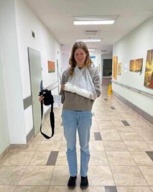 Barbora Černá Instagram - Poslední dva měsíce v kostce 🌞

Březen byl taková horská dráha. Na jednu stranu tak hezký, plný slunce, oceánu, dnů strávených s mýma nejoblíbenějšíma lidma. Pracovali jsme na @vlneni_vlneni , našem prvním campu! Byli jsme s Albertem na nejprestižnějších surfařských závodech v Peniche (pro surfaře: viděli jsme John Johna!!). Začal mi jógový kurz “Language of the body”, který se na jógu dívá zase z jiného úhlu pohledu a v mnohém mi otevřel oči. Ale většina měsíce byla i hodně “stormy”, a to myslím jak počasí, tak moje vnitřní rozpoložení. Venku silný vítr, obří vlny a déšť. Uvnitř chaos, smutek, strach, úzkosti, samota... Udělal se mi první opar. Tělo se mnou mluví a ukazuje to, co přehlížím. První úraz na skatu, na první jarní den. Že mám natržený vaz v zápěstí jsem se dozvěděla až o týden později, když jsem přijela na Velikonoce do Česka a mamka mě dohnala na rentgen. První sádra v životě, na tři týdny💪🏻

Všechno se děje z nějakého důvodu a i tahle moje patálie s rukou mi ukazuje cestu. “Zasekla” jsem se díky ní v Česku, z pár dnů se vyklubal víc jak měsíc. Zažila jsem spoustu krásných věcí, který nebyly v plánu, ale díky tomu i spoustu uvědomění. Život mi zase ukazuje trochu jiný směr a všechno se zase mění a otáčí vzhůru nohama 🌪️

Velkou část března jsem strávila plánováním toho, co by mělo být v mém životě jinak, co by se mělo změnit. Pořád jsem hledala venku, říkala si “až se tohle změní, až vyřeším tamto...” Jako by můj život byl zapeklitá rovnice, kterou musím za každou cenu vyřešit. Až pak moje učitelka pronesla: “Život není lineární, nemá žádný cíl, žádnou cílovou rovinku - tou je jedině smrt.” Náš smysl života plníme každou vteřinu, každý moment, každičký den. Tím, že jednoduše jsme, že jsme naživu. Co když už teď je to ONO? I když někdy dost zapeklité, nevyřešené, komplikované, bolavé. Už teď mám všechno, co potřebuju, už teď můžu žít naplno. A když se zamotám, tak si připomenu: Všechno už je. Teď. ✨