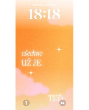 Barbora Černá Instagram - Poslední dva měsíce v kostce 🌞

Březen byl taková horská dráha. Na jednu stranu tak hezký, plný slunce, oceánu, dnů strávených s mýma nejoblíbenějšíma lidma. Pracovali jsme na @vlneni_vlneni , našem prvním campu! Byli jsme s Albertem na nejprestižnějších surfařských závodech v Peniche (pro surfaře: viděli jsme John Johna!!). Začal mi jógový kurz “Language of the body”, který se na jógu dívá zase z jiného úhlu pohledu a v mnohém mi otevřel oči. Ale většina měsíce byla i hodně “stormy”, a to myslím jak počasí, tak moje vnitřní rozpoložení. Venku silný vítr, obří vlny a déšť. Uvnitř chaos, smutek, strach, úzkosti, samota... Udělal se mi první opar. Tělo se mnou mluví a ukazuje to, co přehlížím. První úraz na skatu, na první jarní den. Že mám natržený vaz v zápěstí jsem se dozvěděla až o týden později, když jsem přijela na Velikonoce do Česka a mamka mě dohnala na rentgen. První sádra v životě, na tři týdny💪🏻

Všechno se děje z nějakého důvodu a i tahle moje patálie s rukou mi ukazuje cestu. “Zasekla” jsem se díky ní v Česku, z pár dnů se vyklubal víc jak měsíc. Zažila jsem spoustu krásných věcí, který nebyly v plánu, ale díky tomu i spoustu uvědomění. Život mi zase ukazuje trochu jiný směr a všechno se zase mění a otáčí vzhůru nohama 🌪️

Velkou část března jsem strávila plánováním toho, co by mělo být v mém životě jinak, co by se mělo změnit. Pořád jsem hledala venku, říkala si “až se tohle změní, až vyřeším tamto...” Jako by můj život byl zapeklitá rovnice, kterou musím za každou cenu vyřešit. Až pak moje učitelka pronesla: “Život není lineární, nemá žádný cíl, žádnou cílovou rovinku - tou je jedině smrt.” Náš smysl života plníme každou vteřinu, každý moment, každičký den. Tím, že jednoduše jsme, že jsme naživu. Co když už teď je to ONO? I když někdy dost zapeklité, nevyřešené, komplikované, bolavé. Už teď mám všechno, co potřebuju, už teď můžu žít naplno. A když se zamotám, tak si připomenu: Všechno už je. Teď. ✨