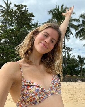 Barbora Černá Instagram - YTT #part1 🩷A month ago I embarked on a life-changing journey 🛩️I travelled alone to Thailand to become a yoga teacher 🧘🏼‍♀️this was a very spontaneous decision, but I went with my gut, which always turns out to lead me in the best direction. I really didn’t know what to expect, but my intention was to go with the flow and learn more about myself. And everything about this training just exceeded my expectations. I spent the month intensely learning and practicing yoga almost every day, yet I haven’t felt so alive and full of energy in a long time. I was so passionate to learn each day, about the body, breath, the mind, the yoga philosophy. The last few years I felt a bit lost, not really knowing which direction I want to go in my life and I kind of lost myself in the process. This month I feel like I ignited my spark and inner strenght again ✨ and i just feel very very grateful 🙏🏻