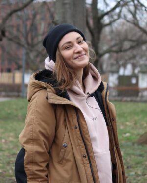 Barbora Jánová Instagram - Dneska jsme s #baluthepes dělali rozhovor pro @lifee.cz! Až to bude venku, dám vám vědět. O čem to bude? Překvapivě O psech a lidech. O společném soužití, radostech i starostech a o mé spolupráci s @utulek.dogsy, který můžete podpořit na @doniocz. Odkaz najdete v mém biu. Budeme vám vděční. 🐾
Za foto děkuji @novakovavarizvody 
#dogs #dog #mylifewithdogs #utulek #utulekdogsy #laska #psilaska