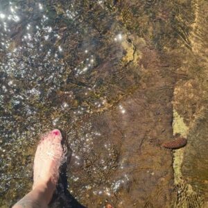 Barbora Jánová Instagram - Moje nejoblíbenější místo na světě je naše chalupa. To druhý je tady. Pec pod Sněžkou.
S těmi, co mám nejraději #baluthepes @honza.moucha ❤️❤️❤️