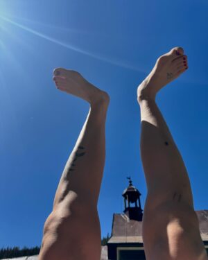 Barbora Jánová Instagram - Moje nejoblíbenější místo na světě je naše chalupa. To druhý je tady. Pec pod Sněžkou.
S těmi, co mám nejraději #baluthepes @honza.moucha ❤️❤️❤️