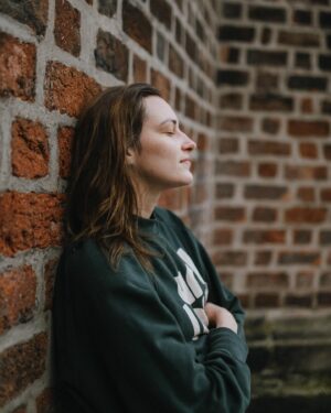 Barbora Jánová Instagram - #enoughhiding #shithappens … V životě jsem toho po**ala hodně. Zároveň jsem zažila věci, který bych nepřála nikomu… Ale taky jsem na sobě nechala dříví štípat. Bylo to mládí? Nedostatek zkušeností? Ambice? ADHD? Nebo jenom to, že jsem důvěřivej debil, co na sebe vykvákne všechno na první dobrou? Napište mi, jaké zkušenosti máte se sebeprezentací. Trapasy, úspěchy, faily…Ze zkušeností vím, jakou hodnotu a sílu má sdílení zkušeností. Pojďme se o tom společně bavit ❤️. 
Foto milovaná @katerinamoravcova.fotografka 
#trapas #lowselfesteem #nizkesebevedomi #transformation #beyourself #fakit