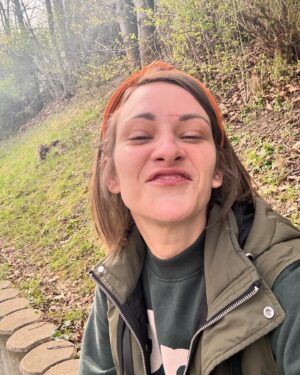 Barbora Jánová Instagram - Z mého deníčku…Bydlet u řeky je dar…jsem si myslela 😀…od tý doby, co jsme s Balúem v Podolí, tak neustále čumí z okna na řeku a kňučí…takže ode dneška je to #baluthenutrie a ne #baluthepes