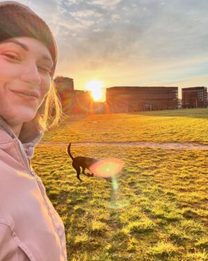 Barbora Jánová Instagram - 6:15! Vstávat a cvičit! 🌻😎🧡#baluthepes #mornin #rano #slunce #jaro #spring