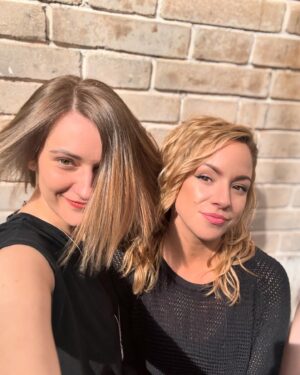 Barbora Jánová Instagram - 15 let with her @michaela_sykorova_ ❤️❤️❤️
#hair #friendship #sloficek