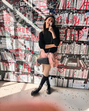 Barbora Jánová Instagram - Kulturní procházka do @kunsthallepraha, „vejšlap na hrad” a následná smrt v @kuchyn_na_hrade…pak už jsme se jen skutáleli do Karlína. 
1. Výstava Read v @kunsthallepraha. Vřele doporučuju všem milovníkům literatury, historie a humoru
2. Vyhřívačka…„fotíš to?”
3. Zlatý medaile
4. Poslední sousto před smrtí
#ilovesundays #kuntshallepraha #galerie #prochazka #nedele #kultura #pivo #vino #jidlo #sunday #praha #prague