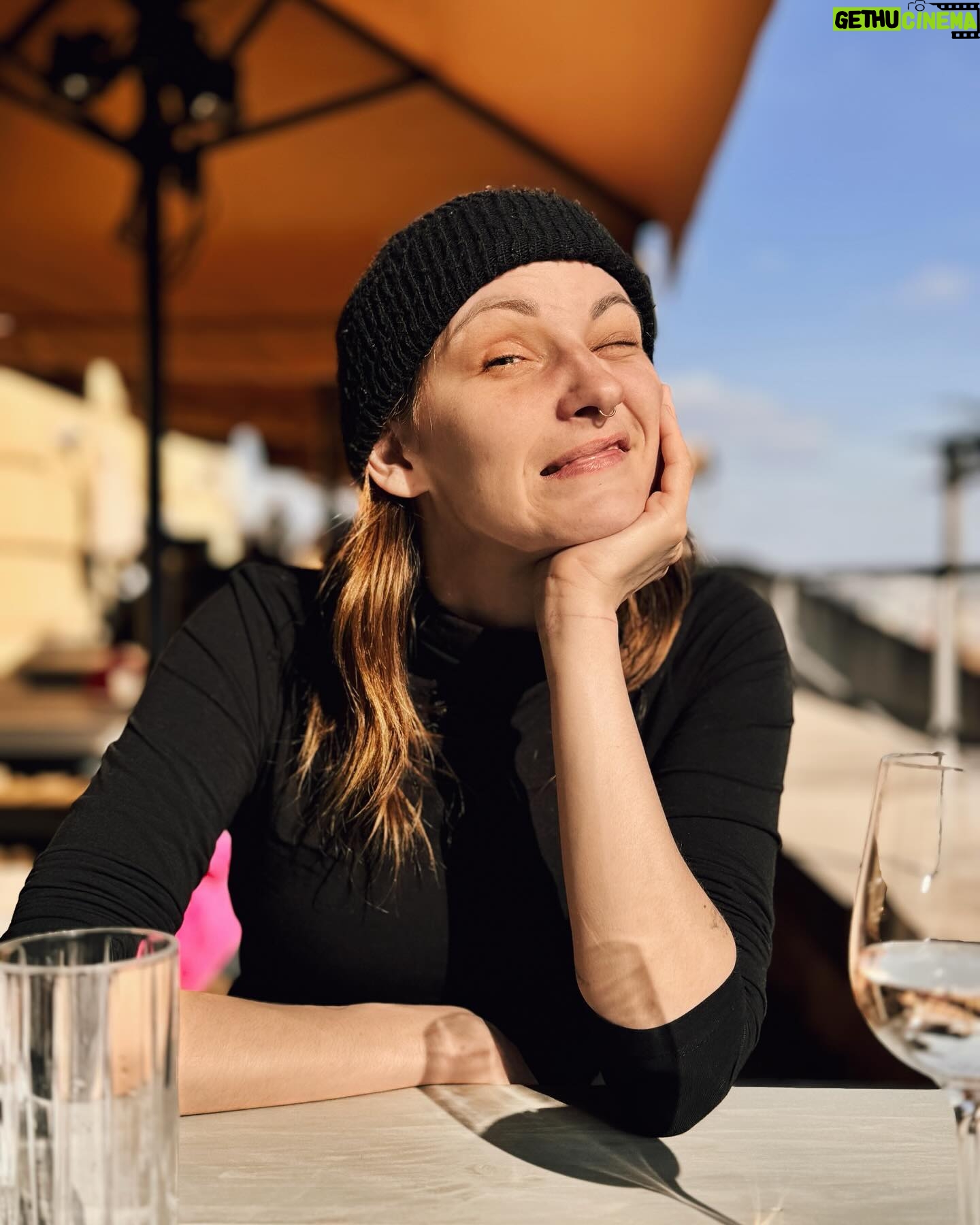 Barbora Jánová - 683 Likes - Kulturní procházka do @kunsthallepraha, „vejšlap na hrad” a následná smrt v @kuchyn_na_hrade…pak už jsme se jen skutáleli do Karlína.
1. Výstava Read v @kunsthallepraha. Vřele doporučuju všem milovníkům literatury, historie a humoru
2. Vyhřívačka…„fotíš to?”
3. Zlatý medaile
4. Poslední sousto před smrtí
#ilovesundays #kuntshallepraha #galerie #prochazka #nedele #kultura #pivo #vino #jidlo #sunday #praha #prague