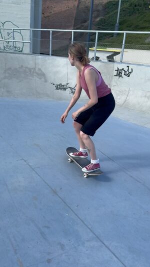 Barbora Jánová Instagram - #allstars, nebo #oldstars? 😀 Učím se, step by step, držkopád za držkopádem 🛹👟
#learning #skate #allstars #oldstars #newskills #pushyourself