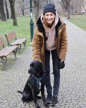 Barbora Jánová Instagram - Dneska jsme s #baluthepes dělali rozhovor pro @lifee.cz! Až to bude venku, dám vám vědět. O čem to bude? Překvapivě O psech a lidech. O společném soužití, radostech i starostech a o mé spolupráci s @utulek.dogsy, který můžete podpořit na @doniocz. Odkaz najdete v mém biu. Budeme vám vděční. 🐾
Za foto děkuji @novakovavarizvody 
#dogs #dog #mylifewithdogs #utulek #utulekdogsy #laska #psilaska