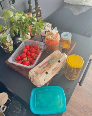 Barbora Jánová Instagram - Dneska jsem měla krásný zážitek. Jedu si to takhle metrem, napakovaná od mamky vokurkama, vajíčkama, jahodama, libečkem a mátou. Libeček a máta provonily celej vagon metra. Vedle mě si sedla paní, která mi připomínala mojí nebožku prababičku Jindru. A tak jí povídám: „Chcete trochu?” A ona: „Ani nevíte, jak moc.” Tak jsem jí darovala trs libečku a máty a ona povídá: „To je nejkrásnější kytka, jakou jsem kdy dostala.” 😍😍😍 (ta máta z Alberta není ta od mamky 😀)
#sunday #nedele #laska #babicka #dikymami