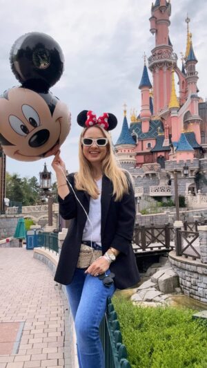 Barbora Krajčírová Instagram - Mama, ktorej dieťa spí v @disneylandparis 🤪 #disneyland #paris #espresso