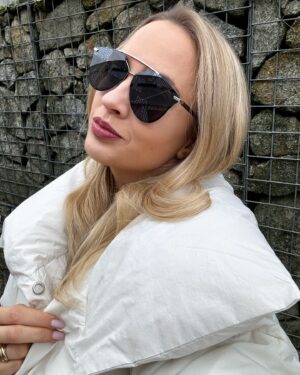 Barbora Krajčírová Instagram - Po pár dňoch sa ide konečne na chvíľku von🤍 táto biela perina a.k.a bunda je mega cool, len som zvedavá dokedy bude biela bielou 😄😄 “problémy” 🙄😁 krásny deň, priatelia 🤍