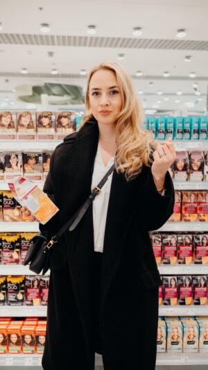 Barbora Krajčírová Instagram - Poďte si so mnou skúsiť VTO (Virtual Try On) 🩵Čo to je? Váše virtualne zrkadlo, ako by ste vyzerali s konkrétnym odtieňom farby na vlasy od @lorealparis . Preklikávate si odtiene a zároveň sa vidíte na obrazovke. Ja idem tentokrát do odtieňa 910 biela čokoláda z farieb L’Oréal Paris Casting Crème Gloss. Čo poviete? Čiernu dáme nabudúce 😃😃😃 

A nemusíte sa ničoho báť, je to preliv, ktorý sa vám postupne vymyje… 

#mujcasting #castingcremegloss