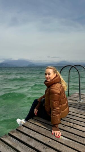 Barbora Krajčírová Instagram - Predstavujem si toto najväčsie talianské jazero v lete. Veľa rodín s deťmi užívajúcich si prázdniny, veľa milovníkov Talianska objavujúc jazero, pri ktorom majú pocit, že sú pri mori, alebo veľa cyklistov, pre ktorých to tu musí byť raj. Po okúpaní sa v jazere, do seba so zmrzlinou nenápadne vrážajú v malebných uličkach každej dedinky pri jazere. Poďla mňa to tu v slnečné dni vyzerá nejako takto😀 a v tie upršané? Tak ako na videu☂️. #sirmione #garda #malcesine #limone #bardolino a iné. #italia ☀️☀️☀️