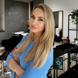 Barbora Krajčírová Instagram - New hair day v @zazrkadlom 🤍 trochu kratšie a oveľa zdravšie 🤍😎 #hair #hairstylist