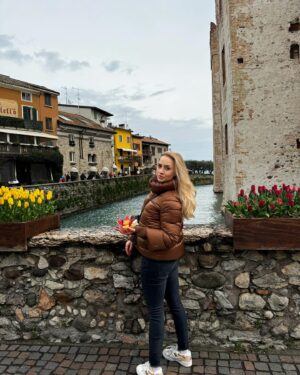 Barbora Krajčírová Instagram - Lago di Garda mi zvonilo v ušiach už nejaký čas. Tak sme sadli do auta a po dlhšom sedení v ňom sme na mieste. Cesta síce dlhšia, ale dali sme ju😄 počasie sme nevychytali, ale to už asi patrí k nášmu cestovaniu 😃😃 #lagodigarda #sirmione #italy #easter