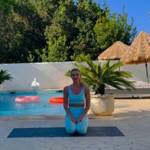 Barbora Mottlová Instagram - Čtvrtek před závody @mynightrun a je tu opět #petiminutovkasmottlici ... ovšem, nějak jsem to na té pracovní dovče přepálila a z pětiminutovky je šestiminutovka 😆💪 Nevadí, aspoň budem na ten Liberec trochu víc ready, co říkáte? Už se na Vás těším! 

#mottlicenacestach #bezeckezavody #jogaprobezce