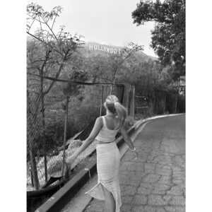 Barbora Mottlová Instagram - Dovolte mi, prosím, tady veřejně PODĚKOVAT mému nas(r)távajícímu, že jsme KONEČNĚ po třech dnech strávených na Venice beach a tour the místní fitka, mohli opustit tuto část a přesunout se trochu dál..🙏❤️ Halivůd nápis chtěl před opuštěním města naštěstí taky spatřit 😆😇 Ještě, že mi udělal pěkný fotky a vzal mě vyjímečně na pizuu (burgery by mi už začaly asi líst už i ušima..), jináč bych ho přivezla zpět mamince v kufru po kousíčkách😆

#dekujbohuzejestezijes #dokonalypar #mottlicenacestach #hollywoodsign #hollywood #venicebeach #momentka