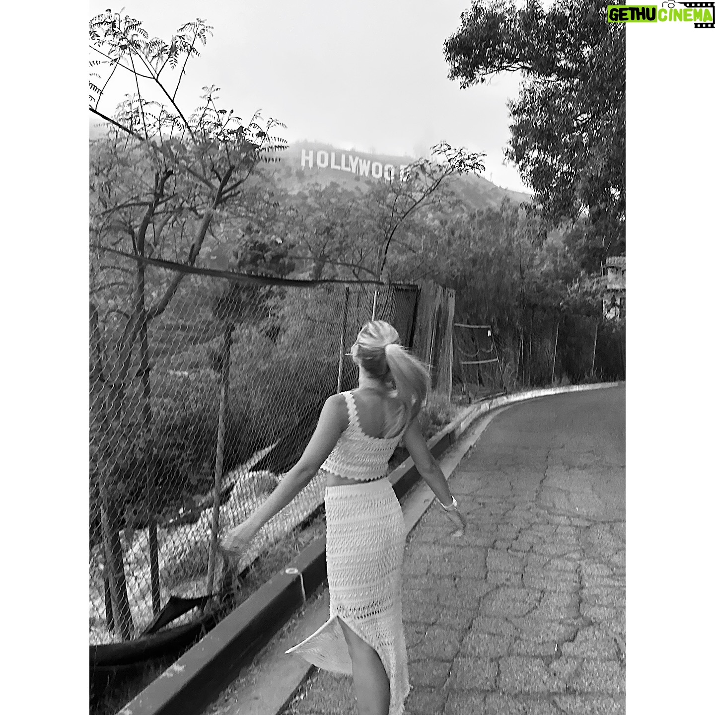 Barbora Mottlová - 3 Likes - Dovolte mi, prosím, tady veřejně PODĚKOVAT mému nas(r)távajícímu, že jsme KONEČNĚ po třech dnech strávených na Venice beach a tour the místní fitka, mohli opustit tuto část a přesunout se trochu dál..🙏❤️ Halivůd nápis chtěl před opuštěním města naštěstí taky spatřit 😆😇 Ještě, že mi udělal pěkný fotky a vzal mě vyjímečně na pizuu (burgery by mi už začaly asi líst už i ušima..), jináč bych ho přivezla zpět mamince v kufru po kousíčkách😆
#dekujbohuzejestezijes #dokonalypar #mottlicenacestach #hollywoodsign #hollywood #venicebeach #momentka