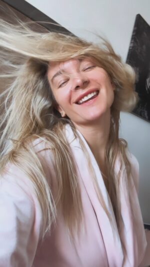 Barbora Mottlová Instagram - Jak víte, pořád někde lítám a času nemám opravdu nazbyt.. tak ho rozhodně nerada jen tak někde ztrácím 😇 @tresemme_czech_slovak_republic teď přišlo s novým designem obalů šamponů a kondicionérů, které jasně říkají jakou mají super schopnost, takže když rychle vlítnu do @rossmann_cz hned vím, po čem sáhnout a můžu zas běžet ❣️ A mají samozřejmě i vylepšené složení a účinky 🤩 Já svým unaveným vláskům právě dopřávám řadu Biotin RAPAIR 🙏 Díky patentované Pro-Style technologii nově obsahující také aminokyseliny a ceramind, šampony posilují vlas zevnitř a ochraňují vlas z venku. Vlasy jsou tak 2 x silnější a 2 x hladší 🤩
Najděte si také ten svůj v profesionální kvalitě za dostupnou cenu 💝

#SilneVlasySilneJa #SilaTresemme #Trespartner #tipyzdrogerky